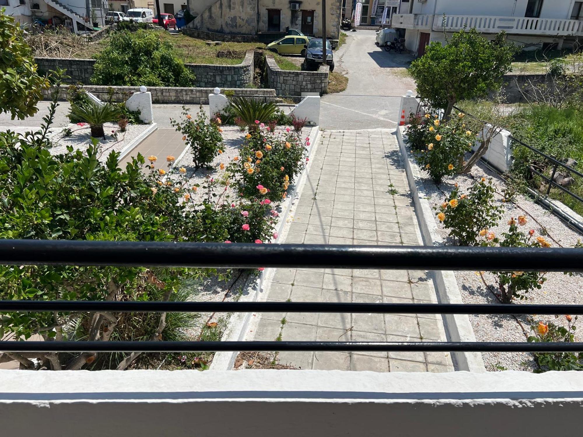 Zourpos Studios & Apartments 칼리베스 외부 사진